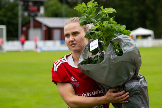 Vittsjös Mie Leth Karshöj med bukett blommor