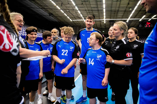 IFK Tumbas spelare och ledare vid finalen i handboll mellan