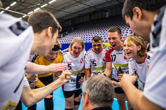 Sollentuna/Häggtunas spelare vid finalen i handboll mellan