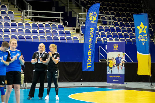Flaggor med texten Parahandboll och Special Olympics Games