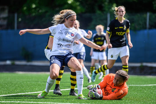 FC Rosengårds Loreta Kullashi och AIKs målvakt Serina Iddrisu Backmark