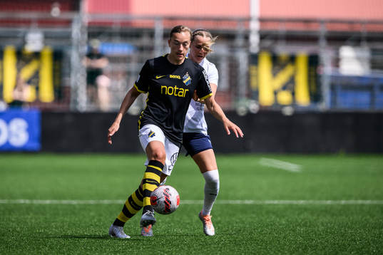 AIKs Jenny-Julia Danielsson och FC Rosengårds Ria Noora Minerva Öling