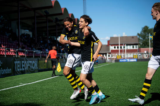 s Taha Ayari jublar med Ayo Rupia-Ellis efter 1-0 under finalen i Ligacupen för P17 den 19 juni 2022 i Stockholm. 