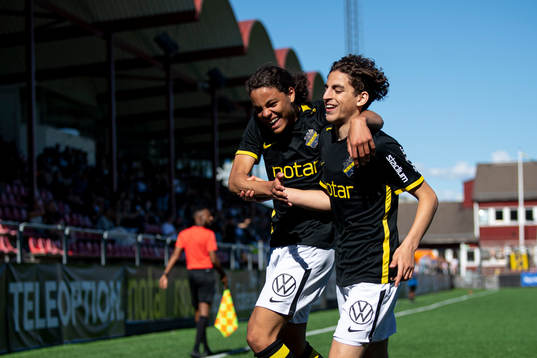 s Taha Ayari jublar med Ayo Rupia-Ellis efter 1-0 under finalen i Ligacupen för P17 den 19 juni 2022 i Stockholm. 