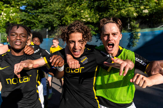 s Taha Ayari och Simon Törngren jublar efter finalen i Ligacupen för P17 den 19 juni 2022 i Stockholm. 