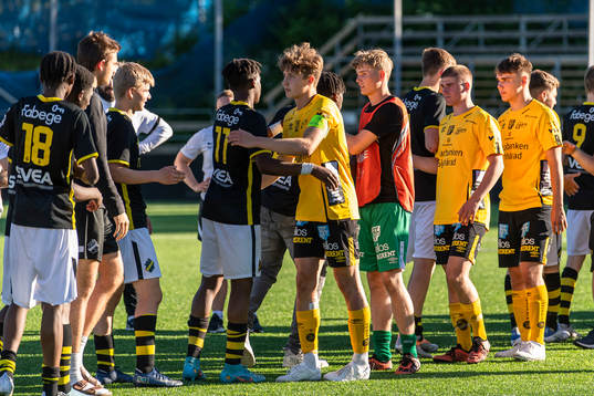 s Manaf Rawufu och Elfsborgs Malte Wester efter finalen i Ligacupen för P17 den 19 juni 2022 i Stockholm. 