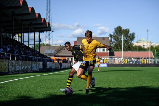 s Degome Dibaga och Elfsborgs Lukas Paulsén under finalen i Ligacupen för P17 den 19 juni 2022 i Stockholm. 