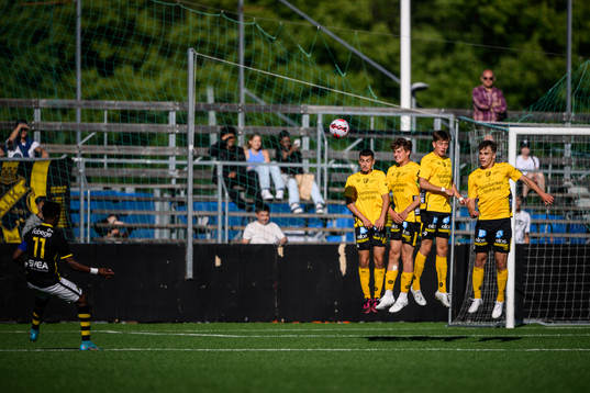 s Manaf Rawufu slår en frispark mot Elfsborgs Hari Bajrektarevic, Malte Wester, Lukas Paulsén och Frode Aronsson i muren under finalen i Ligacupen för P17 den 19 juni 2022 i Stockholm. 