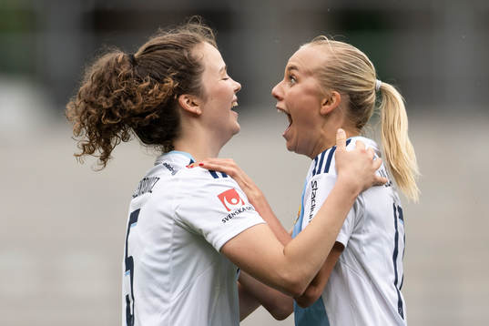 Djurgårdens Julia Walentowicz och Sara Lilja Vidlund jublar efter 0-1