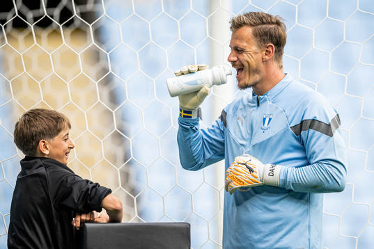 Malmö FFs målvakt Johan Dahlin tillsammans med en bollkalle