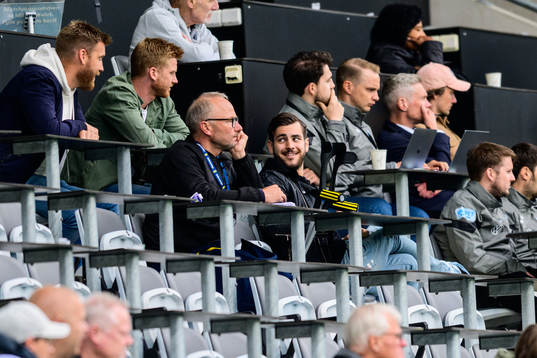 Malmö FFs Adi Nalic med kryckor på läktaren