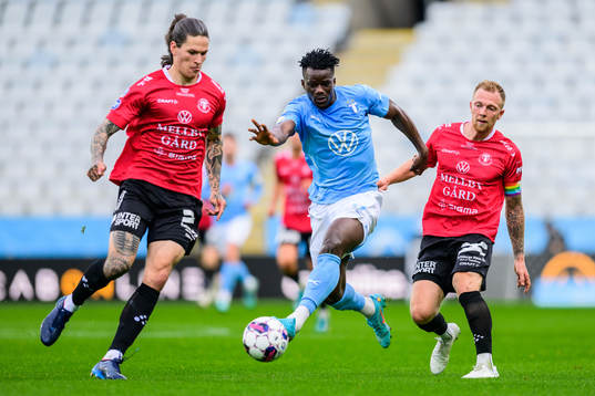 Trelleborgs Isak Jönsson och Jesper Modig mot Malmö FFs Malik Abubakari