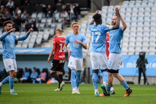 Malmö FFs Jo Inge Berget jublar med lagkamrater efter 2-0