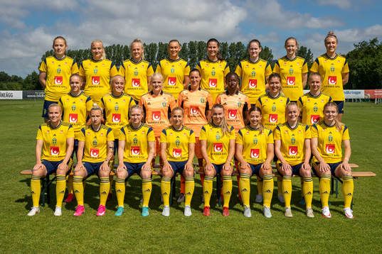  Paulina Nyström, Wilma Carlsson, Molly Johansson, Beatrice Persson, Josefin Harrysson, Linn Vickius, Emma Östlund, Freja Olofssonposerar, mellersta raden: Hanna Lundkvist, Alva Selerud, målvakt Emma Holmgren, målvakt Emma Lind, målvakt Angel Mukasa, Loreta Kullashi, Nellie Lilja, främre raden; Josefine Rybrink, Marika Bergman Lundin, Emilia Larsson, Felicia Saving, Ebba Hed, Cornelia Kapocs, Zara Jönsson, Beata Olsson för en lagbild under en fotografering med det svenska U23-damlandslaget i fotboll den 21 juni 2022 i Helsingborg. 

