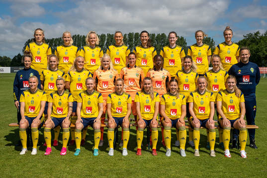 Paulina Nyström, Wilma Carlsson, Molly Johansson, Beatrice Persson, Josefin Harrysson, Linn Vickius, Emma Östlund, Freja Olofsson, Mitten raden: Tränare Johanna Almgren, Fysioterapeut Åsa Lönnkvist, Hanna Lundkvist, Alva Selerud, målvakt Emma Holmgren, målvakt Emma Lind, målvakt Angel Mukasa, Loreta Kullashi, Nellie Lilja, analytiker Anders Wasserman, förbundskapten Martin Möller, Främre raden: Josefine Rybrink, Marika Bergman Lundin, Emilia Larsson, Felicia Saving, Ebba Hed, Cornelia Kapocs, Zara Jönsson, Beata Olsson, poserar för en lagbild under en fotografering med det svenska U23-damlandslaget i fotboll den 21 juni 2022 i Helsingborg. 
