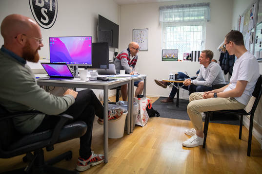 Landskronas sportchef Erik Edman i ett möte med assisterande tränare Max Mölder, tränare Billy Magnusson och analytiker Amir Jakirlic den 22 juni 2022 i Landskrona. 
