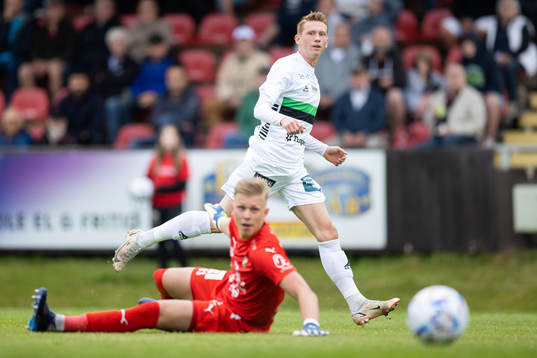 GAIS Julius Lindberg med ett avslut mot Ljungskiles målvakt Oliver Bergman