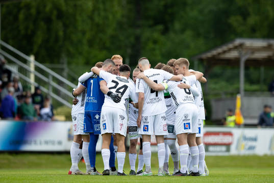 GAIS samlade innan fotbollsmatchen i Ettan södra mellan Ljungskile och GAIS den 23 juni 2022 i Ljungskile. 