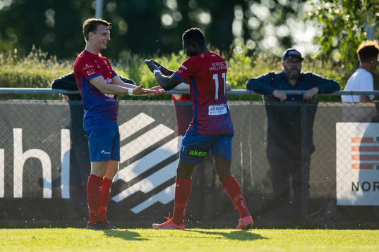Höganäs Erik Kronholm och Oke Akpoveta jublar efter 0-3