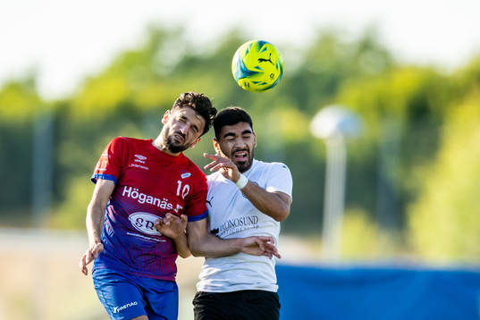 Höganäs Radwan Shaker och Hittarps Johan Ozmanov 