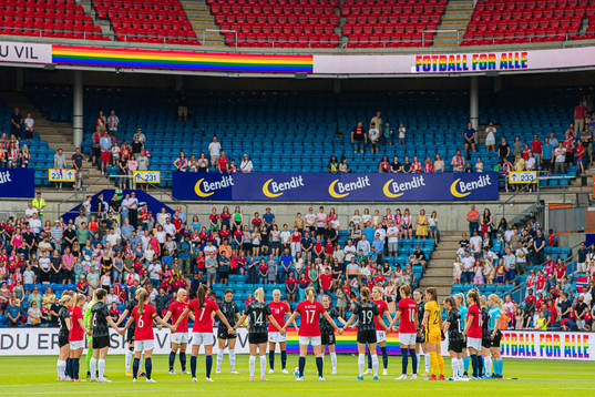 Rebekah Stott of New Zealand, Maren Nævdal Mjelde, Ingrid Syrstad Engen of Norway, Katie Bowen of New Zealand, Julie Blakstad of Norway, Liz Anton of New Zealand, Caroline Graham Hansen of Norway and Victoria Esson of New Zealand ahead of the International friendly football match between Norway and New Zealand on June 25, 2022 in Oslo. 