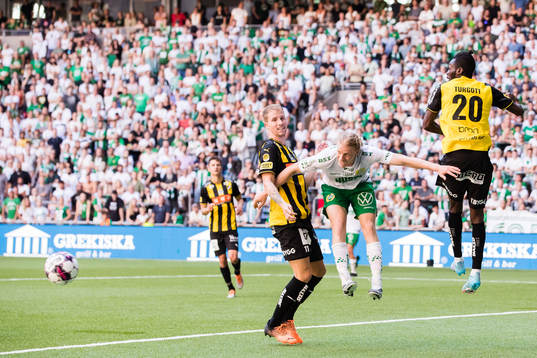 Hammarbys Gustav Ludwigson i nickduell med Häckens Samuel Gustafson och Blair Turgott