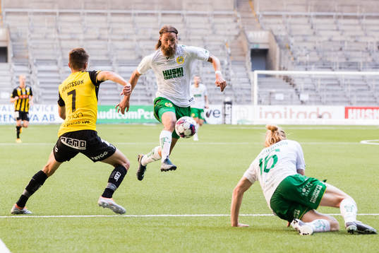 Hammarbys Björn Paulsen utmanar Häckens Leo Bengtsson