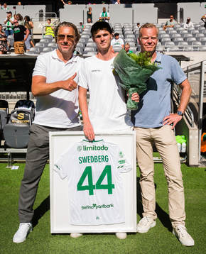 Hammarbys tidigare spelare Williot Swedberg tackas av