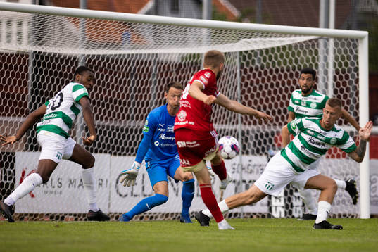 Skövde AIKs Jack Cooper Lover och Västerås SKs målvakt Anton Fagerström