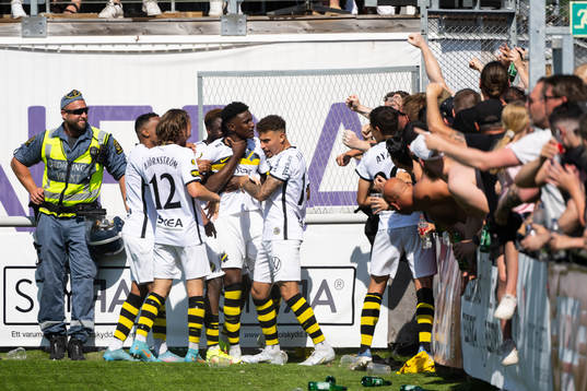 s Amar Abdirahman Ahmed Fatah jublar med lagkamrater efter 1-1 under fotbollsmatchen i Allsvenskan mellan Degerfors och AIK den 26 juni 2022 i Degerfors. 