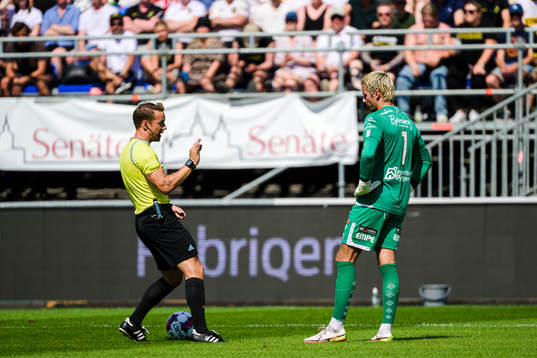domare Kristoffer Karlsson och Degerfors målvakt Alfie Malik Whiteman