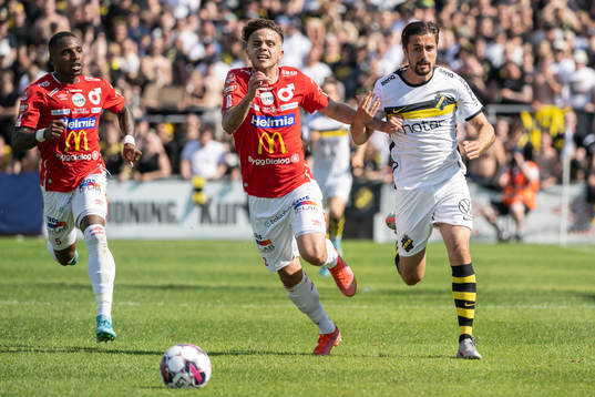 s Zachary Elbouzedi under fotbollsmatchen i Allsvenskan mellan Degerfors och AIK den 26 juni 2022 i Degerfors. 