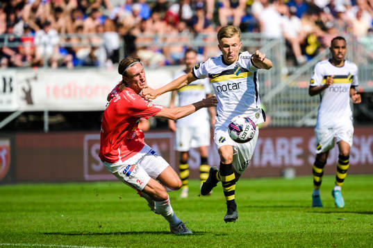 s Tom Strannegård under fotbollsmatchen i Allsvenskan mellan Degerfors och AIK den 26 juni 2022 i Degerfors. 