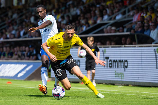 IFK Norrköpings Godswill Ekpolo och Mjällbys Jetmir Halit iunder fotbollsmatchen i Allsvenskan mellan Mjällby och IFK Norrköping den 26 juni 2022 i Hällevik. 