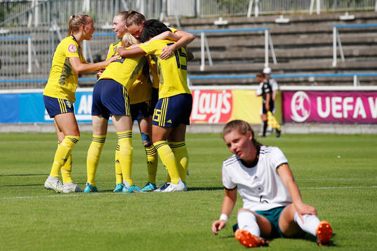 Sara Eriksson, Bea Sprung, Svea Rehnberg, Matilda Vinberg and Evelina Duljan of Sweden celebrate the goal