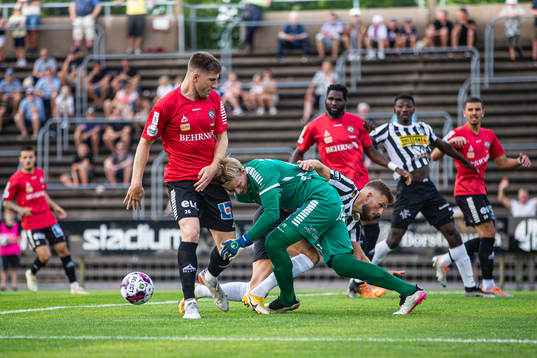 Örebros Axel Oskar Andrésson, målvakt William Eskelinen och Landskronas Erik Pärsson