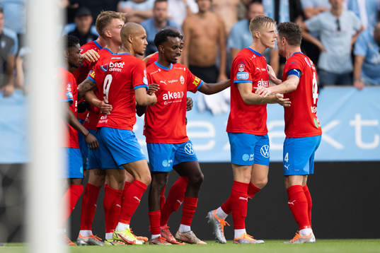 Helsingborgs Dennis Olsson jublar med lagkamrater
