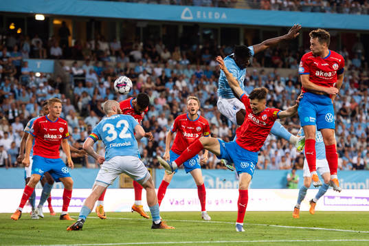 Malmö FFs Malik Abubakari och Helsingborgs Armin Gigovic och Viljormur Davidsen