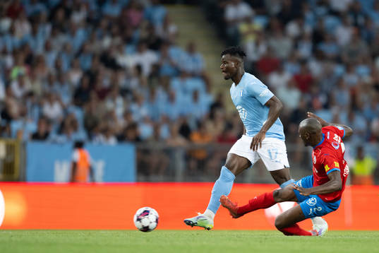 Malmö FFs Malik Abubakari och Helsingborgs Ravy Tsouka-Dozi