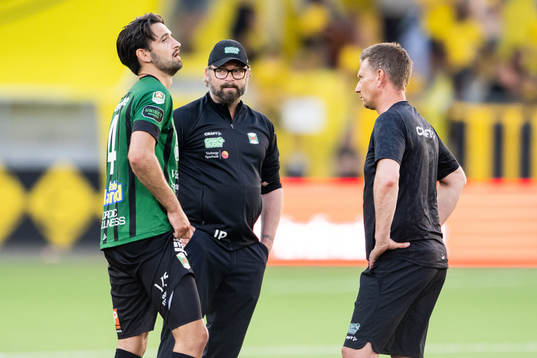 Varbergs tränare Joakim Persson diskuterar med Varbergs Oliver Stanisic