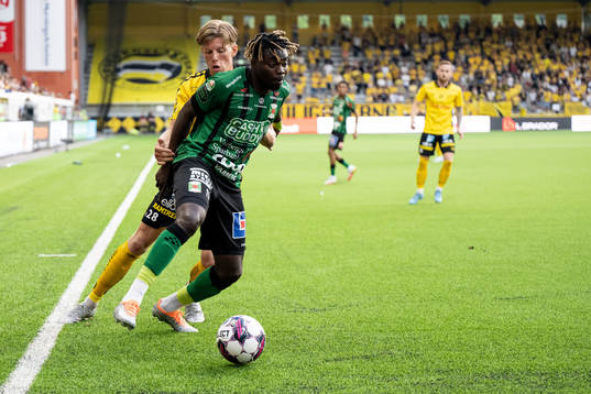 Varbergs Gideon Mensah och Elfsborgs Noah Söderberg