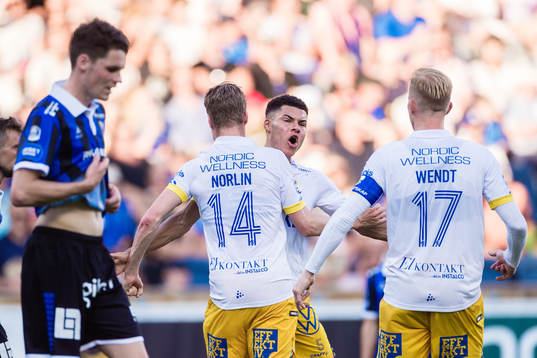 IFK Göteborgs Gustaf Norlin jublar med Alexander Jallow och Oscar Wendt efter 1-1