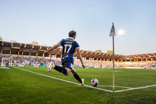Sirius Patrik Karlsson Lagemyr med en hörna