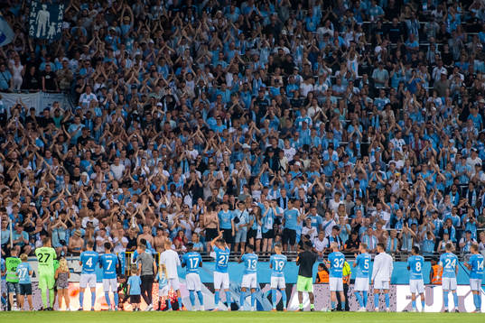Malmö FFs spelarna tackar publiken