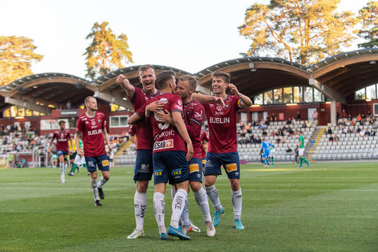 Örgrytes Ajdin Zeljkovic jublar med lagkamrater efter 2-1