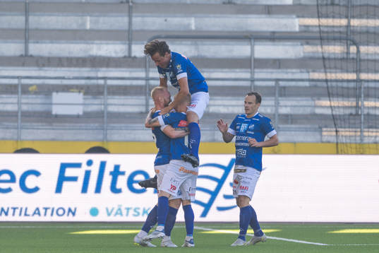 Norrbys Max Olsson jublar med lagkamrater efter 1-0