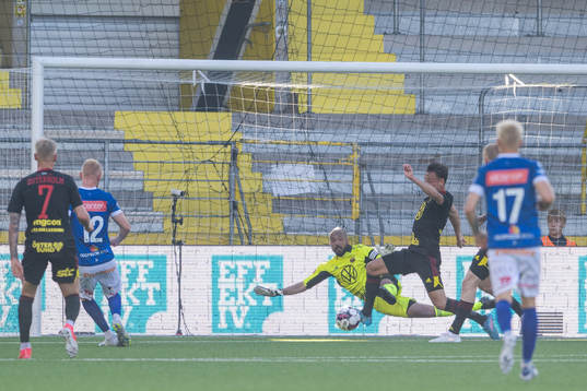 Norrbys Max Olsson gör 1-0 bakom Östersunds målvakt Aly Keita