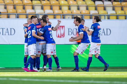 Norrbys Nicklas Savolainen jublar med lagkamrater efter att han gjort 2-0