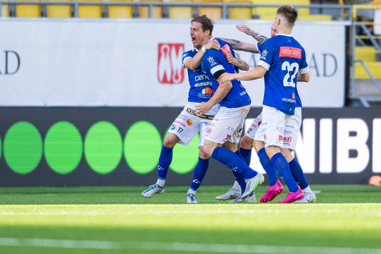 Norrbys Nicklas Savolainen jublar med lagkamrater