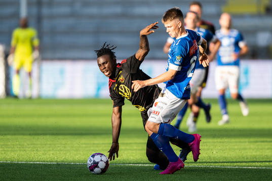 Östersunds Jordan Attah Kadiri i kam med Norrbys Gustav